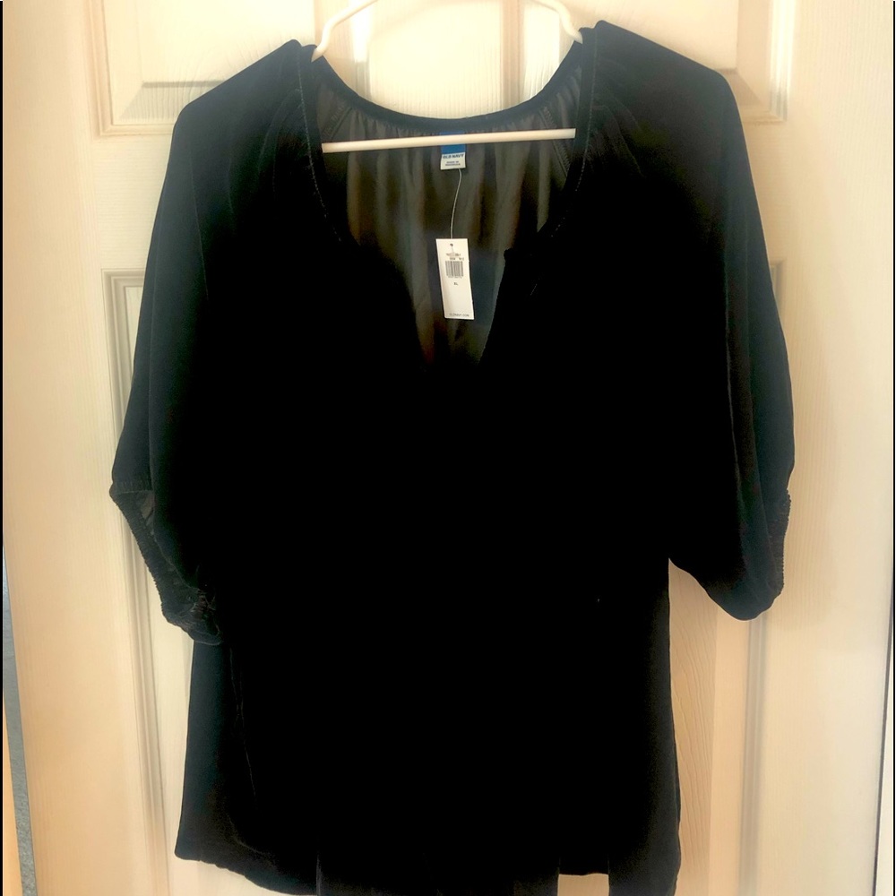 💥💥NEW WITH TAGS💥💥 BLACK VELOUR WOMENS TOP